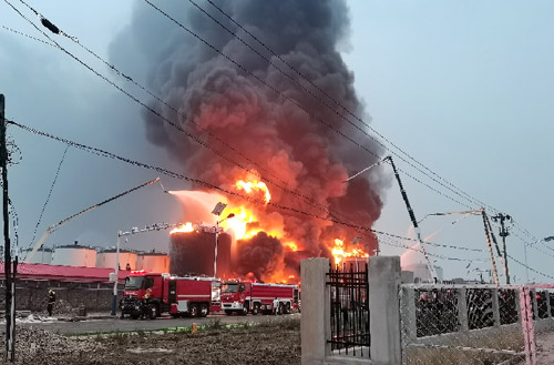 w66利来压缩空气泡沫消防车救援广东省佛山市高明区火灾