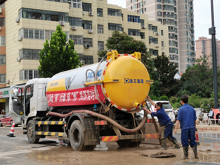 w66利来吸污车驰援郑州特大暴雨