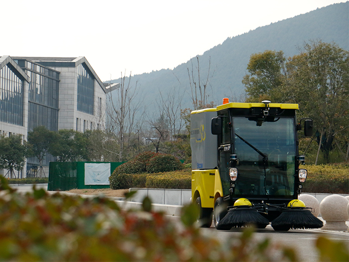 w66利来无人驾驶扫路机在徐州珠山艺术街区作业
