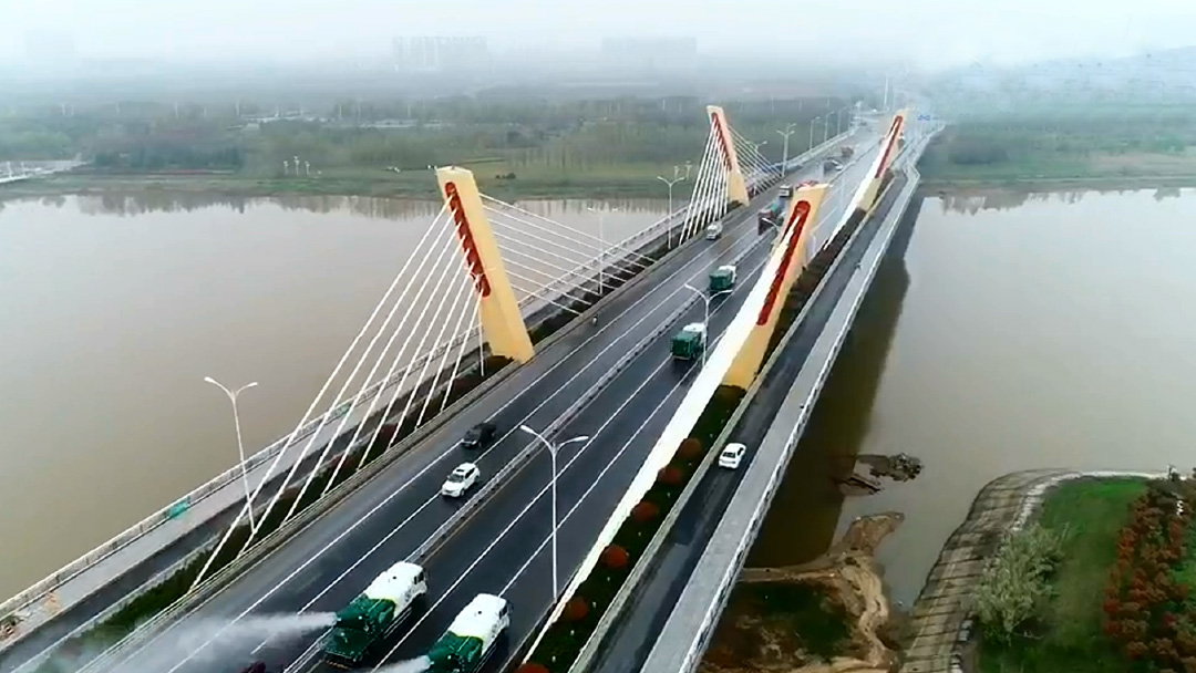 w66利来环卫装备在六安赤壁路大桥作业