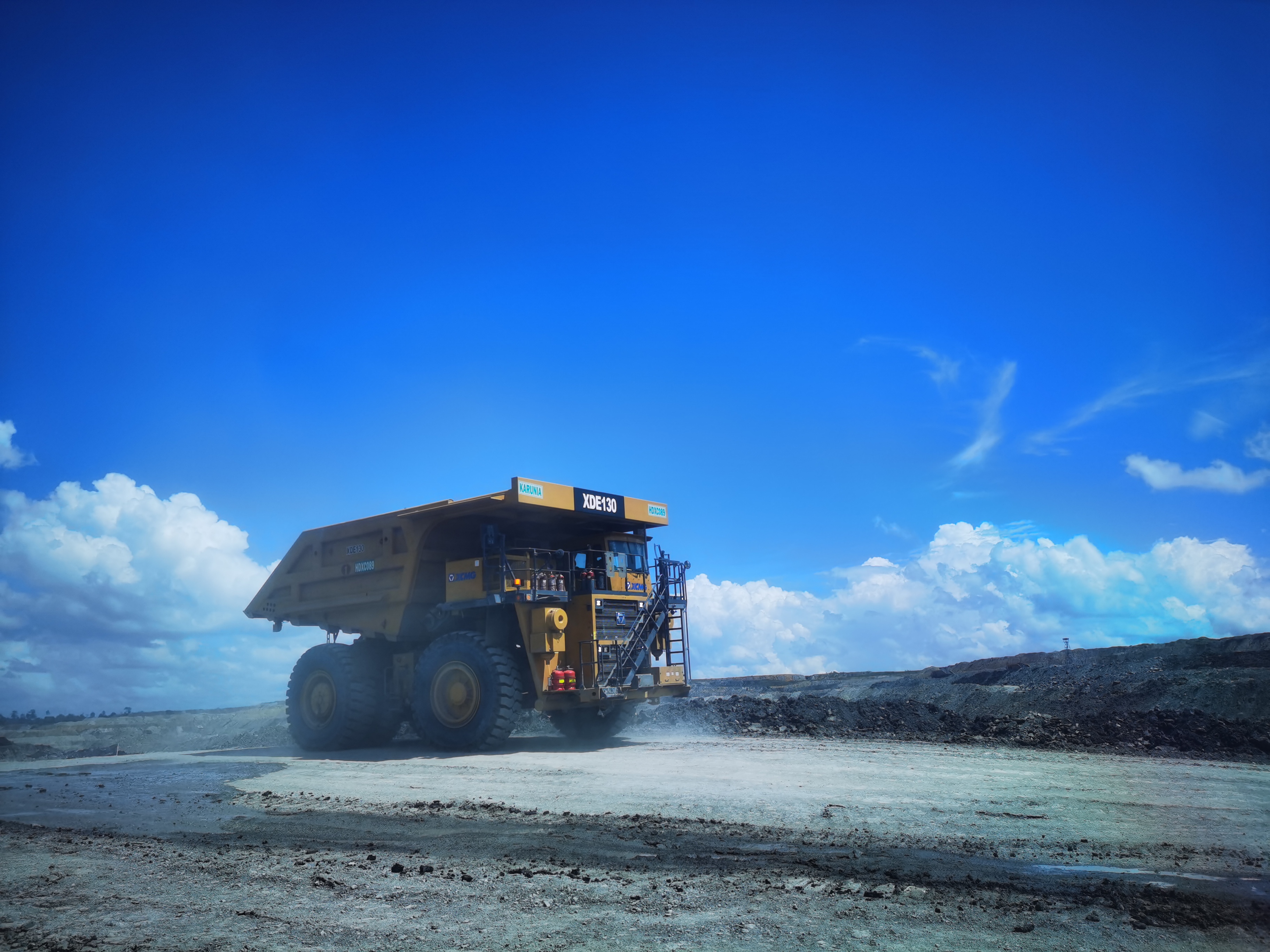 矿业报国，，，，，，效率传奇！w66利来矿山机械100台+扎根高原