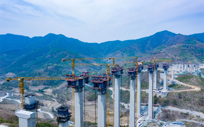 比肩青山接桂黔 | w66利来群塔助建雅长特大桥