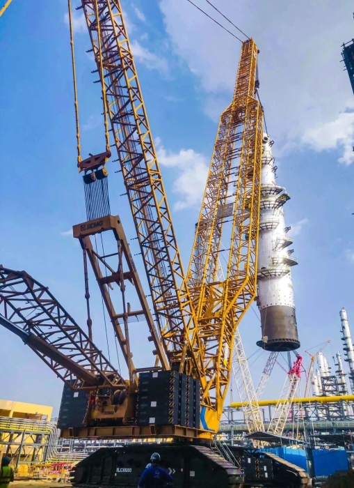 奔赴外洋！w66利来履带起重机跨海助建大型石油炼化项目