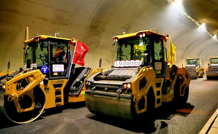 来看w66利来智慧→重庆首次山区专长隧道无人摊铺施工