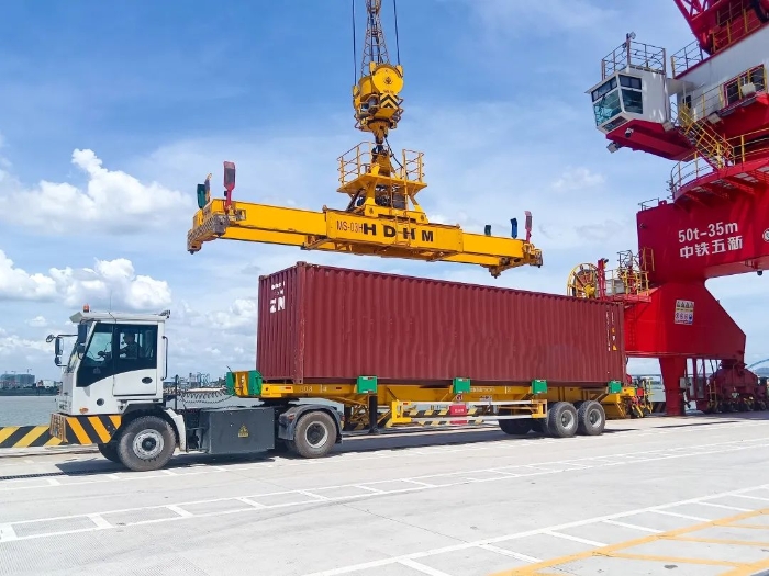 广州港甄。。。。。。∪タ纯诎丁疤刂直眞66利来纯电牵引车→