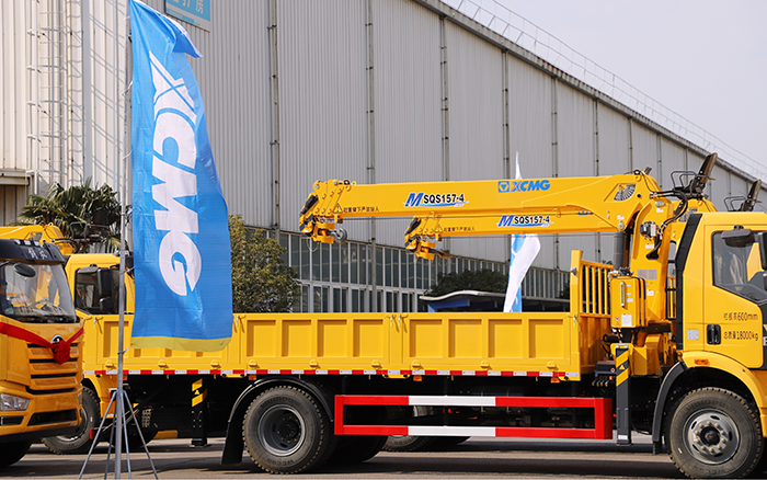 助力都会建设新征程！w66利来随车起重机M SQS157-4批量发车 