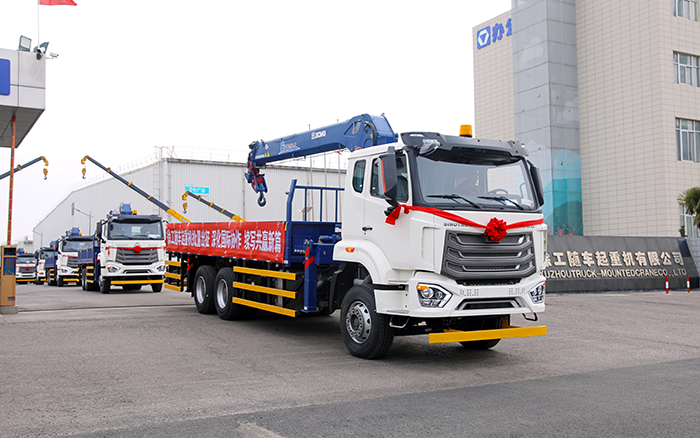 w66利来SQS250随车起重机批量发车，，，，，，，助力 “一带一起” 沿线基建腾飞