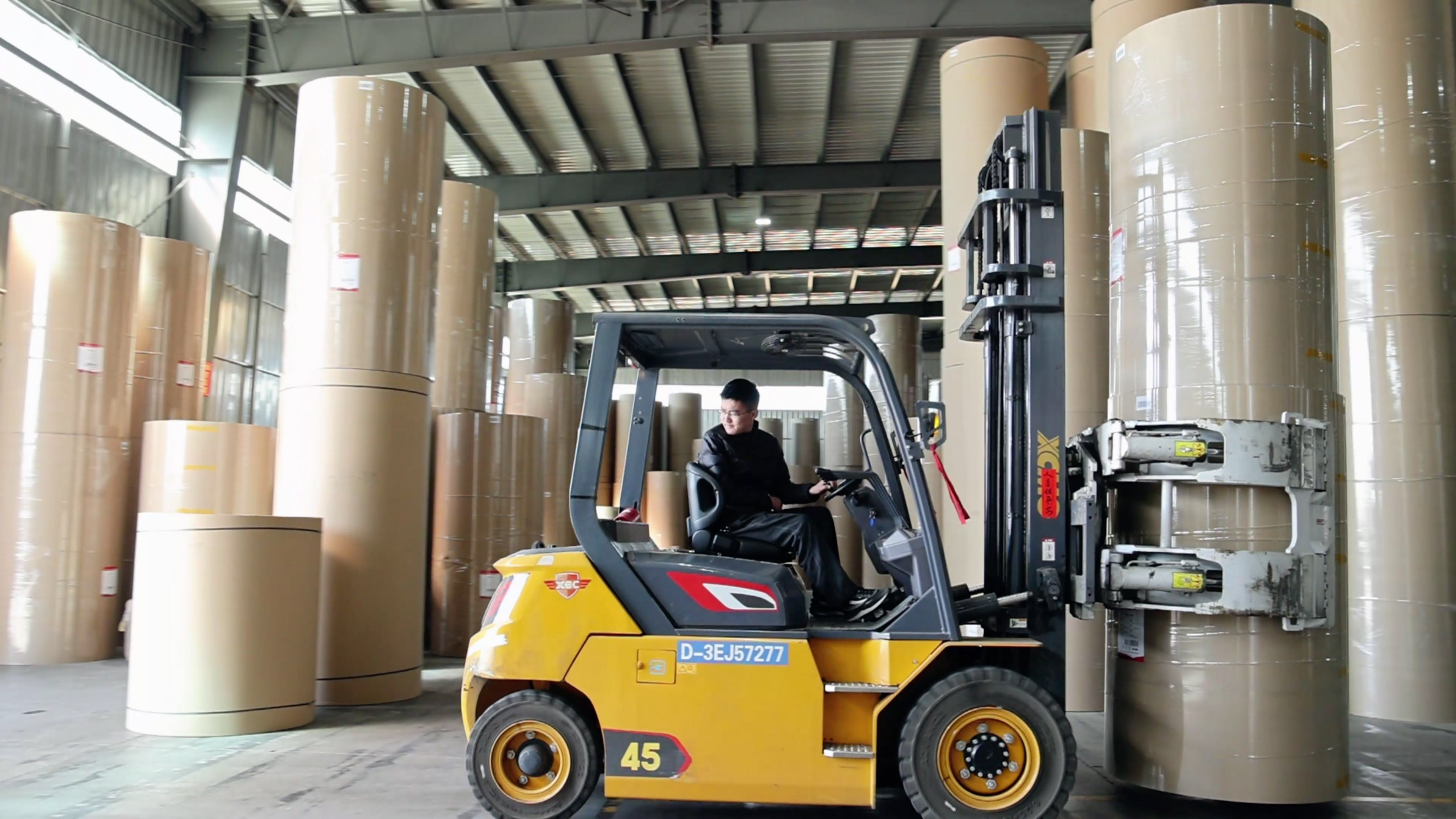 纸卷厂搬运利器，，，，w66利来孔雀系列高压重载电动叉车