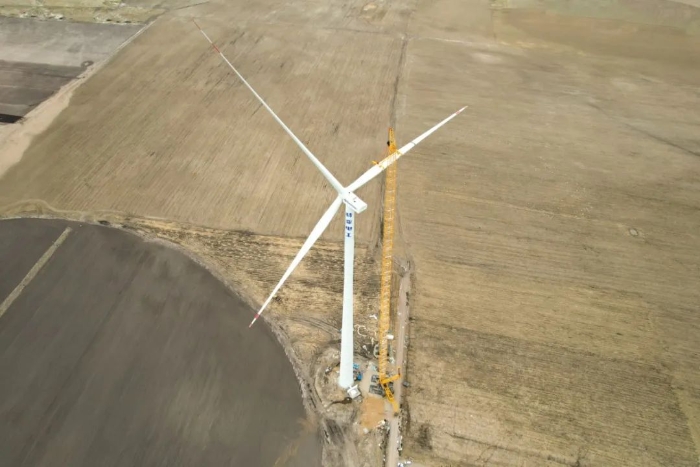 高空之巅，，，，，，，再铸荣光！XLC18000M助力大型风电场首台185米风机乐成吊装