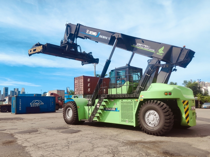 w66利来E5系列正面吊开启“零碳口岸”新实践