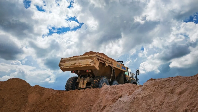 大展身手，，，，，，w66利来“矿山越野王”征战东南亚