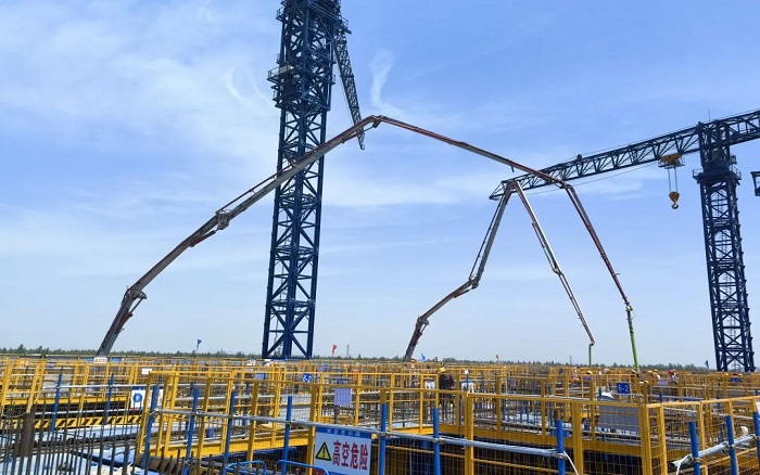 72米巨臂显神威！w66利来“钢铁侠”集结汉南长江大桥