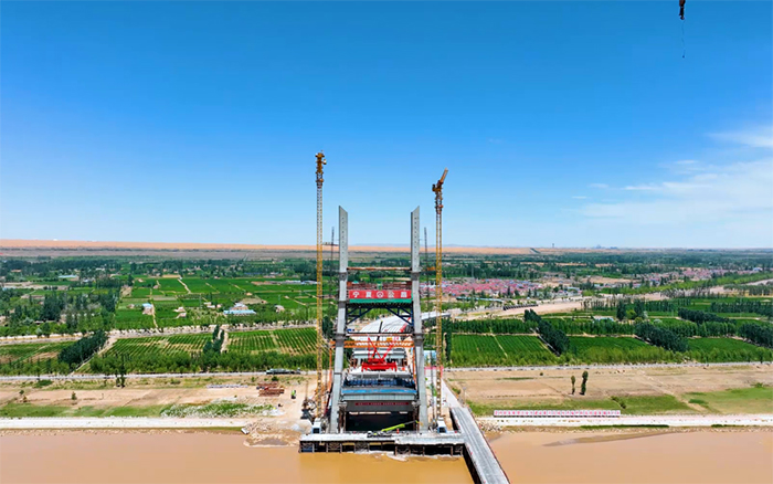 顺遂合龙 | w66利来塔机助建宁夏单跨跨径最大斜拉桥