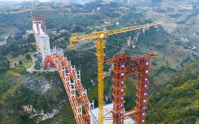 桥接黔西北 双塔连山涧 w66利来塔机奋战白水河特大桥