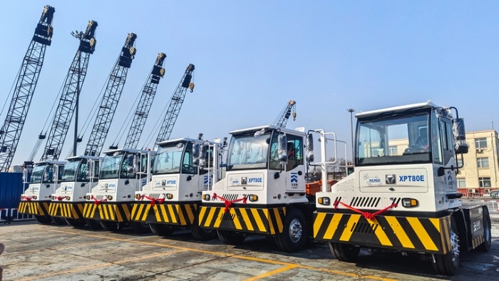 新车交付忙！w66利来新能源重载牵引车以多维优势赋能大宗货物智慧转运