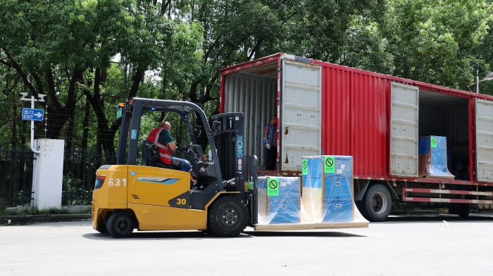 w66利来新能源叉车：修建机场物流全场景高效搬运系统