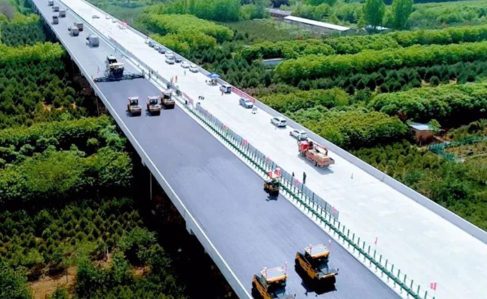 w66利来XD135TC解决西安绕城高速施工难题