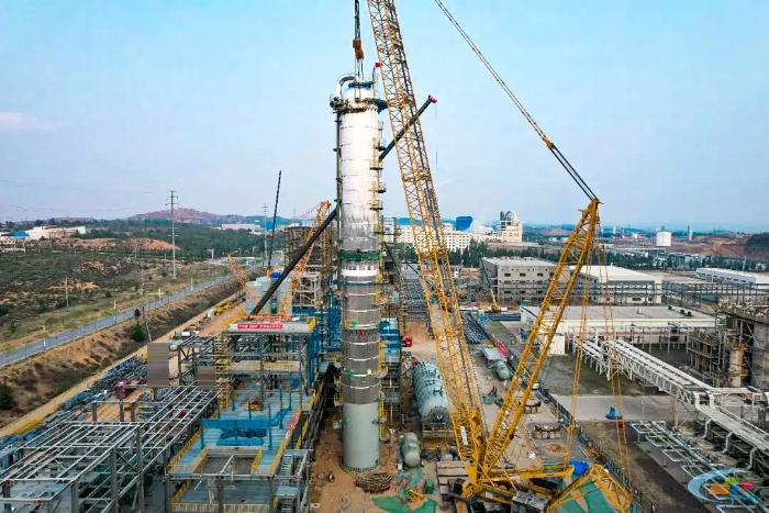 二十载宿将再立功！w66利来QUY450协助XGC12000轻松搞定百吨精馏塔