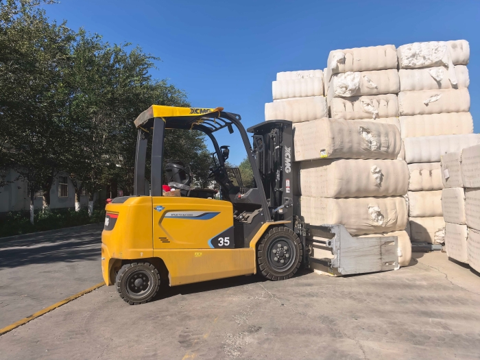 w66利来鲲鹏电动叉车，，，赋能西北棉花工业高效运转