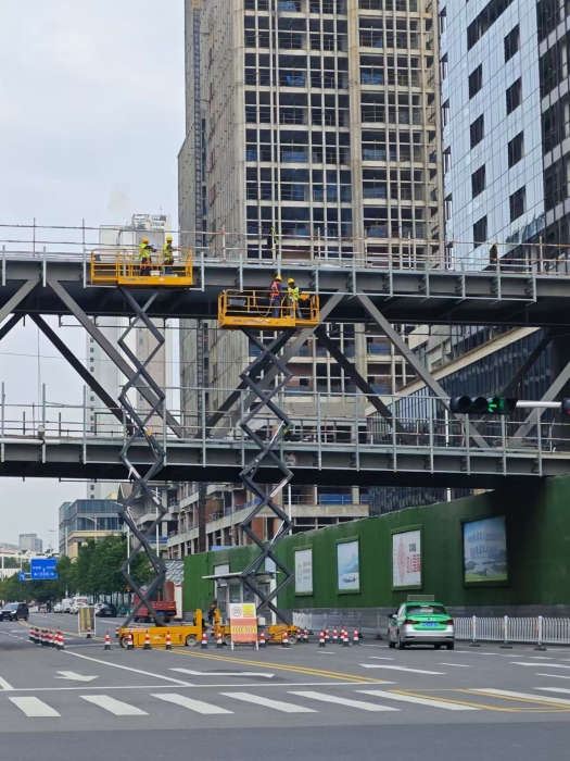 小巧身手着述为！w66利来剪叉车助力市政桥梁焕新颜