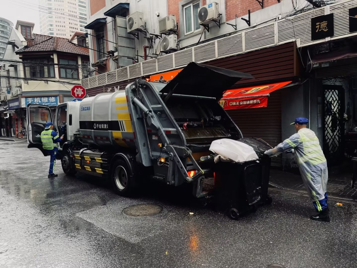 南京东路人流如织垃圾多？？？？？w66利来XGH5120ZYSXBEV：轻松搞定！