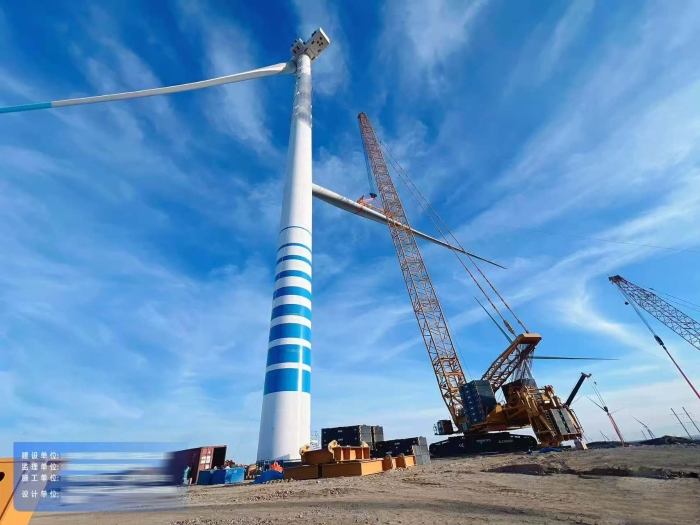 大国重器显继续——XLC18000M征战沙漠滩，，，，，，，125米高空精准托起10兆瓦风电巨擘！