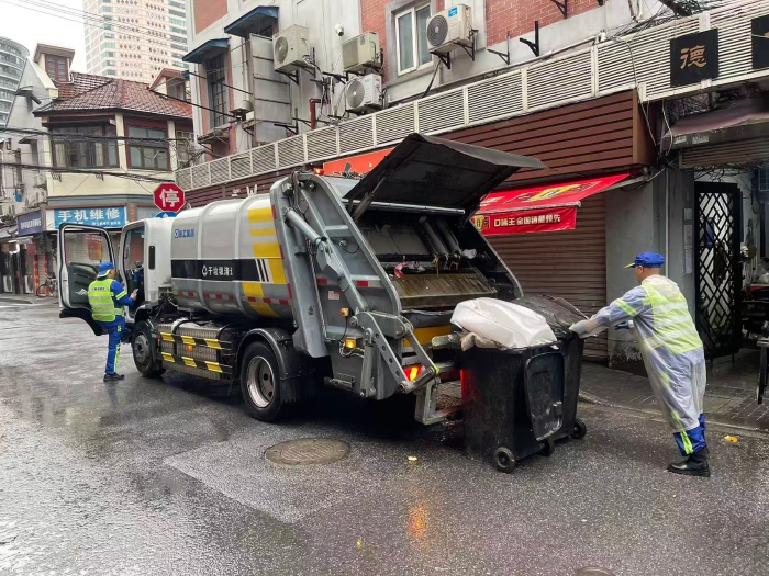 南京东路人流如织垃圾多？？？？？w66利来XGH5120ZYSXBEV：轻松搞定！