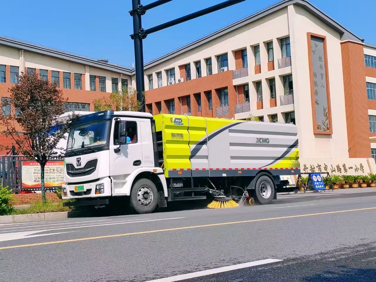 w66利来洗扫车“硬核出击”，，，，，，开封中山路焕新升级