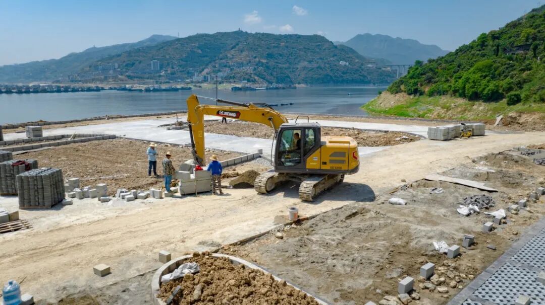 w66利来XE135G挖掘机助力夔门旅游码头建设，，，，，，，以高效节能赢得客户信任