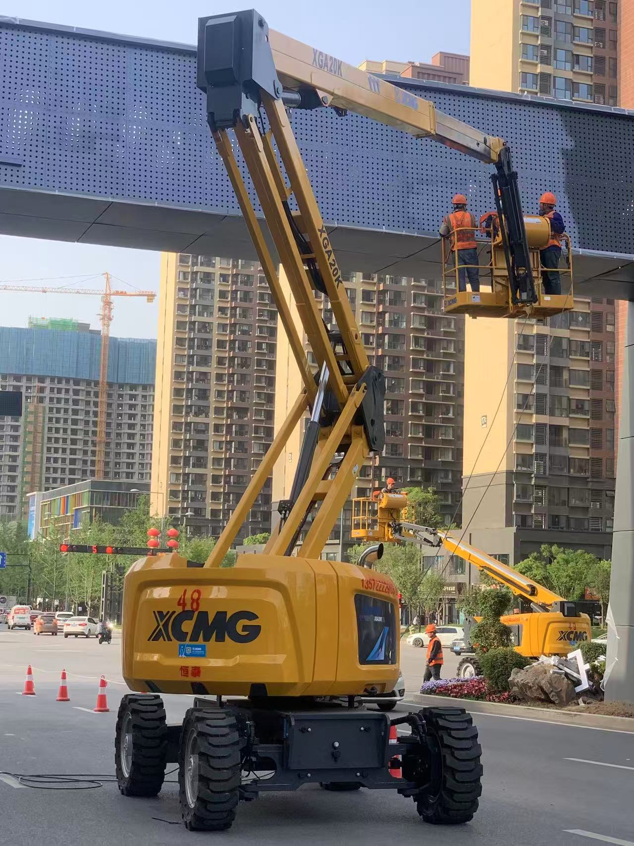 w66利来XGA20K高空作业车“硬核助力”西安幸福林带建设