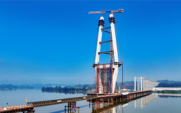 216.6米！w66利来塔机助建汉阳湖岷江特大桥主塔封顶