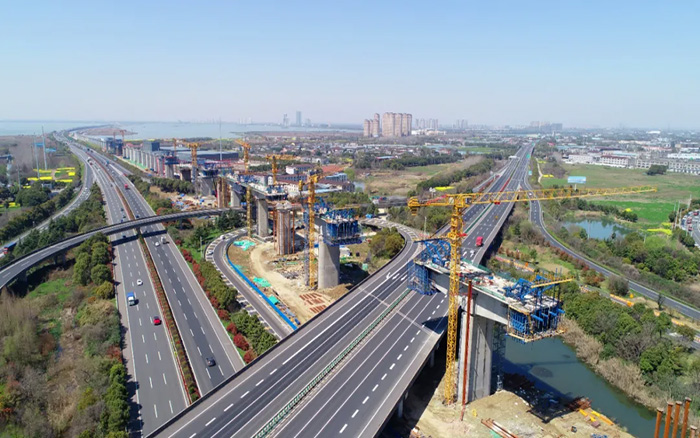 又见群塔 | w66利来塔机林立长江沿岸铁蹊径