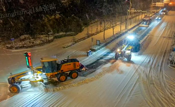 暴雪来袭！数十台平地机整体出动，，，，守护出行清静