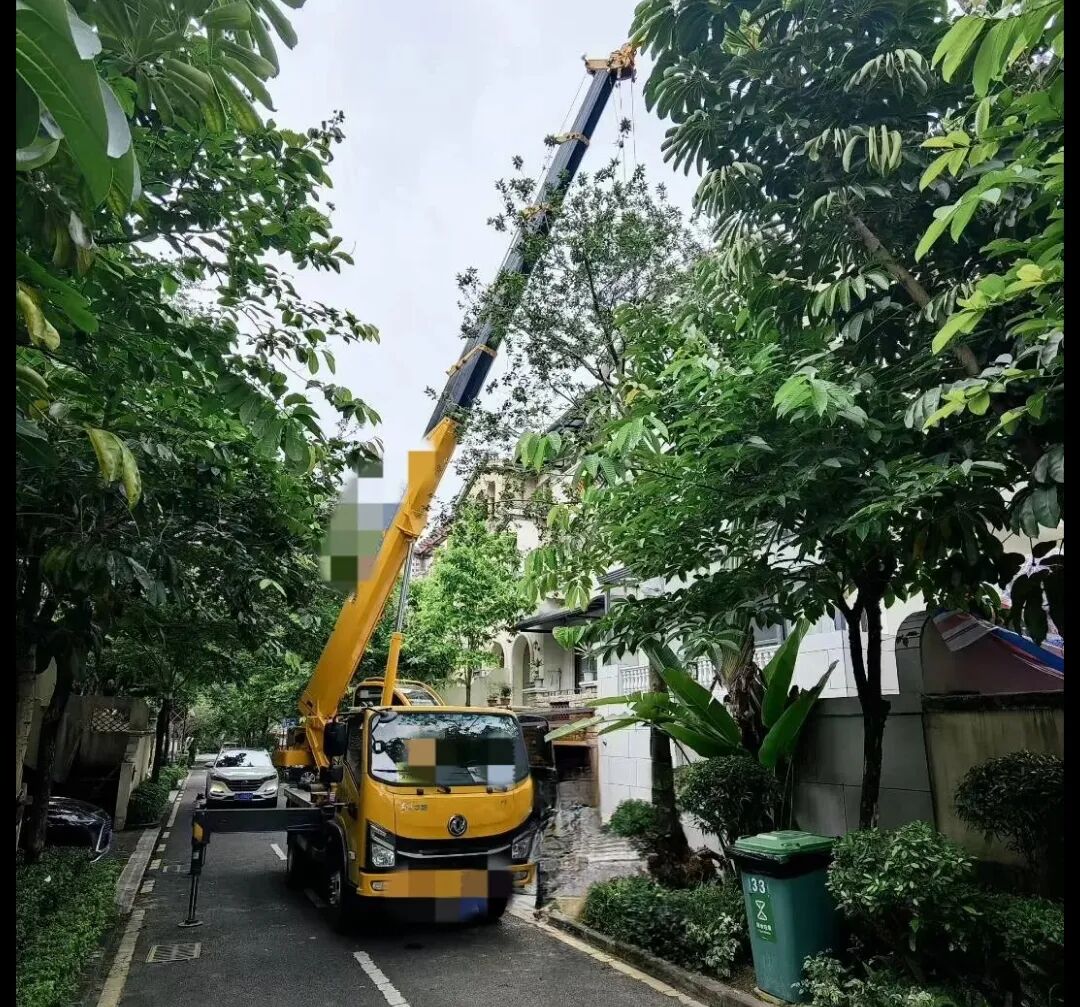 六楼窗口吊空调？？？？？？？窄巷子种大树？？？？？？？有这辆“小钢炮”，，，，，，，施工队再也不愁了