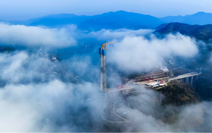w66利来双塔助建新洲特大桥，，，，，，，擎起秦巴“天空之门”