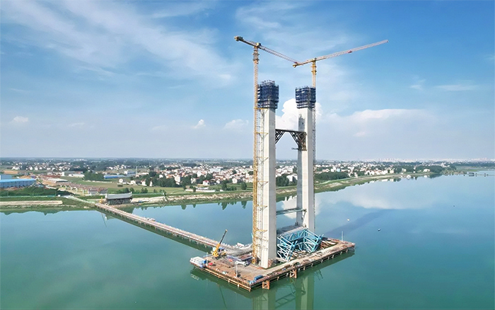 w66利来塔机双雄并立，，，，，，，助建汉江最高桥塔！