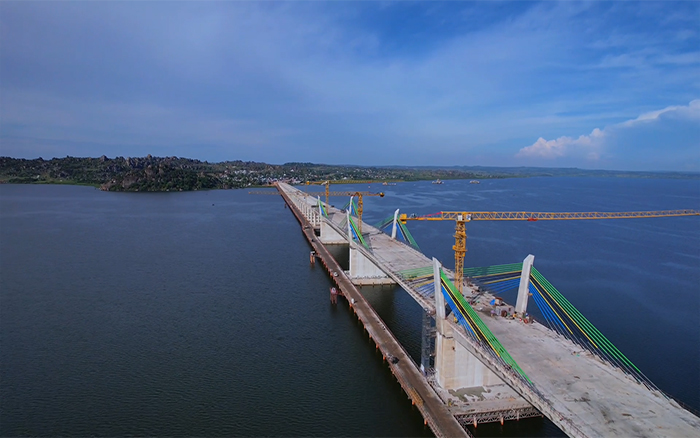 张开“湖上臂膀”：w66利来XGT8022-205助建非洲最长矮塔斜拉桥